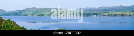 Panoramablick über Loch Carron in Richtung des Dorfes Lochcarron, Wester Ross, Highland, Schottland, Großbritannien. Stockfoto