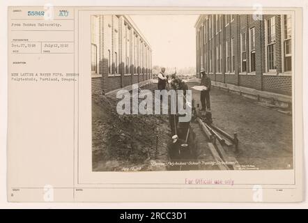 Soldaten der Benson Polytechnic School Training Einheit in Portland, Oregon, arbeiten an der Verlegung einer Wasserleitung. Das Bild wurde am 27. Dezember 1918 von einem nicht identifizierten Fotografen aufgenommen. Das Foto ist Teil der offiziellen Aufzeichnungen und wurde am 12. Juli 1918 mit der Beschreibung "Männer, die eine Wasserleitung verlegen" herausgegeben. Stockfoto