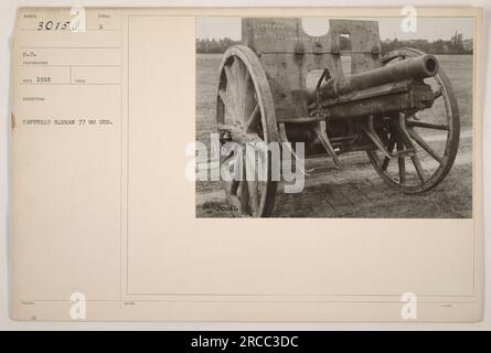 Amerikanische Soldaten posierten mit einer gefangenen deutschen 77-mm-Waffe im Ersten Weltkrieg. Aufgenommen 1918. Stockfoto