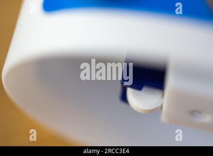 Leipzig, Deutschland. 12. Juli 2023. Eine Süßstofftablette fällt aus einem Spender in eine Tasse Kaffee. Kredit: Hendrik Schmidt/dpa/Alamy Live News Stockfoto