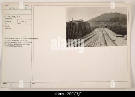 Alte deutsche Seilbahn mit 60 Zentimetern Länge, die 50% Steigung erreicht. Foto aufgenommen von LT. W. Fox, S.C., am 28. März 1919 in Vieville Sous Les Cotes, Mause, Frankreich. Die Abbildung zeigt den 12. Light Ry. Ger. Militärische Aktivitäten. Hinweise weisen darauf hin, dass das Bild Teil einer Serie vom 23. März 1919 ist. Stockfoto