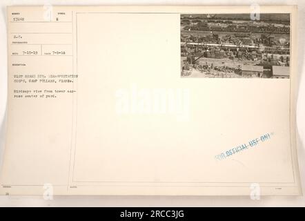 Vogelperspektive von einem Turm mit Blick auf den Innenhof von Camp Pullman. Das Bild ist mit einer Identifikationsnummer, Details zum Fotografen und Daten gekennzeichnet. Das Lager wurde als 21. Transportkorps der Grand Division in Frankreich während des Ersten Weltkriegs identifiziert. Der Titel enthält zusätzliche Hinweise zur eingeschränkten Verwendung. Stockfoto