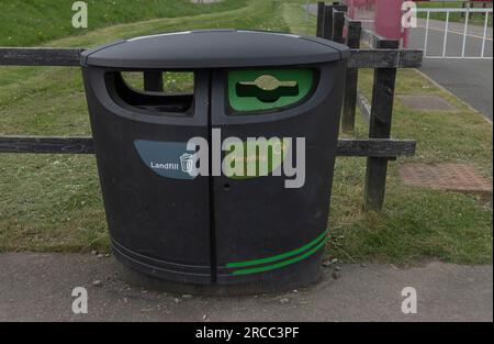 Mülltonne mit getrennten Teilen für Recycling und Deponierung Stockfoto