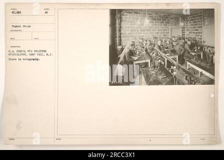 Soldaten bei der S.C. Schule für Fachleute in Camp Vail, New Jersey, die an einem Telegraphekurs teilnehmen. Das Foto wurde von einem Signalkorps-Fotografen mit der Nummer 43.493 aufgenommen und ist Teil der Sammlung mit amerikanischen militärischen Aktivitäten während des Ersten Weltkriegs. Stockfoto