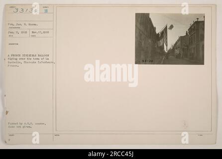 Pvt. Jas. W. Morse in einem französischen Luftballon, der an einem unbekannten Datum über La Rochelle, Charente Inferieure, Frankreich, fliegt. Das Foto wurde am 17. November 1918 aufgenommen und unter der laufenden Nummer 33/30 ausgestellt. Das Bild wurde von einem A.E.F.-Zensor abgezeichnet und enthielt keine zusätzlichen Hinweise. Stockfoto