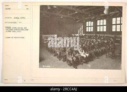 Das Foto (64358) des Signal Corps zeigt einen Kurs in Elektrizität an der Signal Corps Schule für eingezogene Spezialisten in Camp Alfred Vail, New Jersey. Das Foto wurde am 19. Februar 1921 aufgenommen und wurde vom Signalkorps als Teil der Dokumentation amerikanischer Militäraktionen im Ersten Weltkrieg in Auftrag gegeben Stockfoto