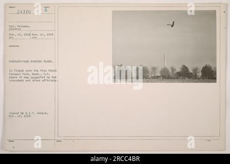 CPL. Palumbo steht neben einem Handley-Page Bombenflugzeug, das über das Polo-Feld im Potomac Park, Washington D.C. fliegt Das Flugzeug wurde vom Präsidenten und anderen Beamten inspiziert. Foto aufgenommen am 14. November 1918 und mit Genehmigung des M.I.D. Zensors am 19. November 1918 ausgestellt. Stockfoto