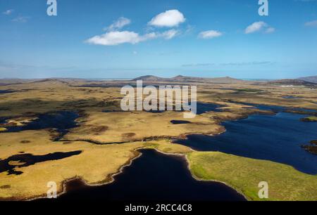 North Uist. Nordwestlich über Loch na Maighdein, Loch Sgealtair nach Maari, Crogearraidh Mor, Crogearraidh Beag von 3 km südlich von Lochmaddy. Torfmoore und Lochans Stockfoto