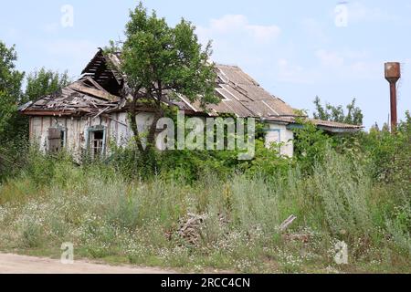 Ukraine. 13. Juli 2023. REGION KIEW, UKRAINE - 13. JULI 2023 - Ein Haus, das infolge der russischen militärischen Aggression zerstört wurde im Dorf Dmytrivka, Bezirk Buchs, Region Kiew, Nord-Zentralukraine Kredit: Ukrinform/Alamy Live News Stockfoto