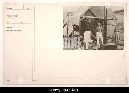 Soldaten servieren Essen in der Army Field Küche NUMMER 64 während des Ersten Weltkriegs. Das Foto wurde vom 125. Signalkorps-Fotografen RECO aufgenommen. Das Bild zeigt die täglichen Aktivitäten der Soldaten, die für die Zubereitung der Mahlzeiten für das Personal verantwortlich sind. Stockfoto