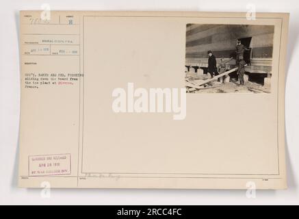 Minister Baker und General Pershing rutschten während des Ersten Weltkriegs von der Eisfabrik in Gievres, Frankreich, ein Brett herunter. Dieses Foto wurde im Februar 1918 aufgenommen und am 15. April 1918 ausgestellt. Es wurde am 20. April 1918 von der Abteilung des war College veröffentlicht. Stockfoto