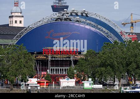 Köln, Deutschland Juli 13 2023: Die berühmte blaue Musikkuppel in der kölner Altstadt mit Werbung für das Musical moulin Rouge Stockfoto