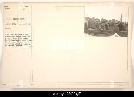 Präsident Woodrow Wilson, Botschafter Jules Jusserand, General John J. Pershing, Lieut. Gen. Hunter Liggett und Mrs. Woodrow Wilson werden auf dem Rezensionsstand in Langres gesehen, hte. Marne, Frankreich. Dieses Foto, Nummer 62845, wurde am 25. Dezember 1918 aufgenommen und erhielt es am 19. Februar 1921. Es wurde an Präsident Woodrow Wilson herausgegeben. Stockfoto