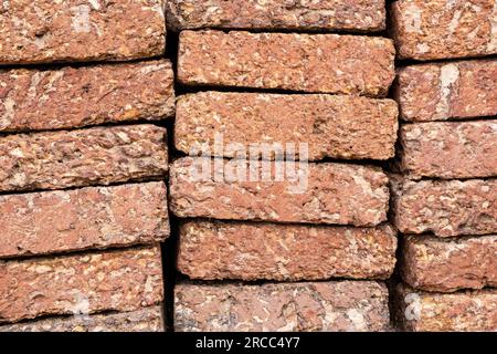 Grober Keramikziegel, Palisade Dekoration neuer Ziegel im Geschäft Gartenaußenseite Stockfoto