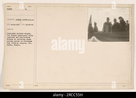 Präsident Woodrow Wilson, der französische Botschafter Jules Juserand und Mrs. Woodrow Wilson stehen während der Weihnachtsbewertung 1918 in Langres, Haute Marne, Frankreich, auf einem Rezensionsstand. Foto vom Signalkorps der US-Armee. Stockfoto