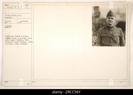 Dieses Foto zeigt Lieutenant MS Lenta, Mitglied des Signalkorps der US-Armee im Ersten Weltkrieg. Es wurde von Oberstleutnant Robert M. Nolan aufgenommen, einem Division Signal Officer der 90. Division. Der Standort ist Cues, Deutschland. Das Bild ist in der Sammlung mit 44779 nummeriert. Stockfoto