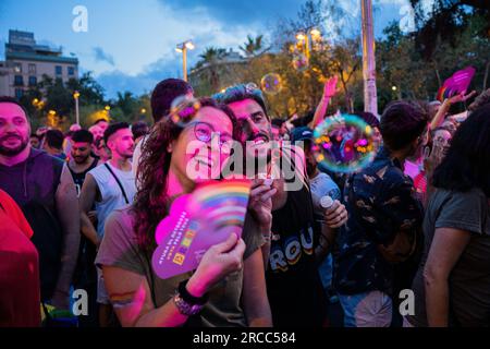 Barcelona, Barcelona, Spanien. 13. Juli 2023. Isabel Franc und Jordi Petit lasen die Proklamation von Pride BCN 2023, der großen LGTBIQ-Pride-Party. In einem durch den Aufstieg der extremen Rechten geprägten Kontext ergeben solche Feiern mehr Sinn denn je gegen die Unterdrückung und für die Menschenrechte und die individuelle Freiheit. (Kreditbild: © Marc Asensio Clupes/ZUMA Press Wire) NUR REDAKTIONELLE VERWENDUNG! Nicht für den kommerziellen GEBRAUCH! Stockfoto