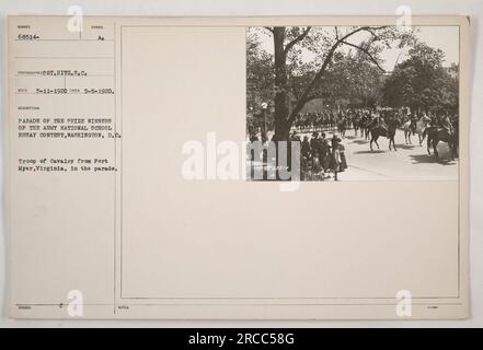 Preisträger der Army National School Essay Contest Parade durch Washington, D.C., im Jahr 1920. Truppe der Kavallerie aus Fort Myer, Virginia, die an der Parade teilnimmt. Stockfoto