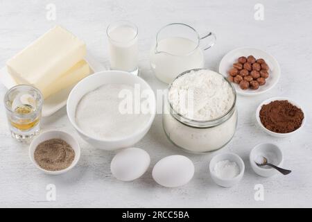 Zutaten: Mehl, Zucker, Butter, Milch, Rahm, Eier, Vanillezucker, Kakao, Nüsse, Cognac, Salz und Backpulver für den traditionellen russischen Kuchen Leni Stockfoto