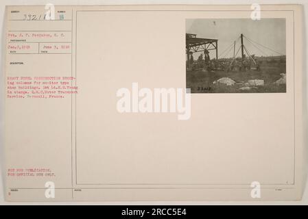 Pvt. J.P. Ferguson aus South Carolina wird am 2. Januar 1919 in Verneuil, Frankreich, fotografiert. Das Bild zeigt ihn und andere Personen, die am Bau von Säulen für Monitore aus schwerem Stahl arbeiten. 1. Leutnant H.G. Young vom Transportdienst des Quartermaster Corps leitet das Projekt. Dieses Foto ist nicht für den öffentlichen Gebrauch bestimmt und nur für den offiziellen Gebrauch klassifiziert. Stockfoto