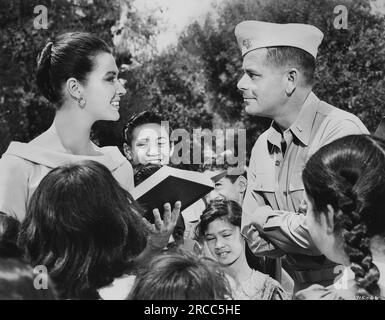 GIA Scala, Glenn Ford, am Filmset „Don't Go Near the Water“, MGM, 1957 Stockfoto