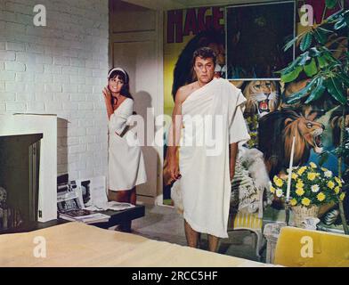 Claudia Cardinale, Tony Curtis, am Set des Films "Don't make Waves", MGM, 1967 Stockfoto