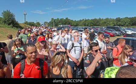 Nach der Ankunft von Parkplätzen während des britischen F1 GP stehen vor den Eingangstoren des Silverstone Circuit viele Formel-1-Fans geduldig an Stockfoto