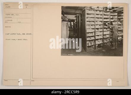 Lagerraum im Model Shop im Camp Alfred Vail, New Jersey. Dieses Foto wurde am 12. April 1919 aufgenommen. Die Abbildung zeigt Regale mit verschiedenen Bestandselementen. Das Foto trägt die Beschreibung „Takes Camp Alfred Vail, New Jersey“ und die ausgestellte Nummer ist 45460. Stockfoto