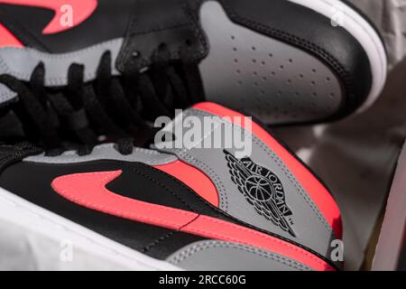 Prag, CZ - 16. Mai 2021: Nahaufnahme des Nike Air Jordan Retro Model 1 Mid personalisierbare HOT PUNCH Pink Shadow. Personalisierbare Retro-Sneaker in Grün. Editorial Stockfoto