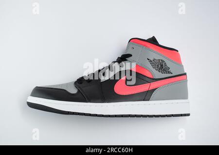 Prag, CZ - 16. Mai 2021: Nike Air Jordan Retro Model 1 Mid Custom HOT PUNCH Pink Shadow. Individueller Retro-Sneaker, Draufsicht isoliert auf Weiß. Editorial Stockfoto