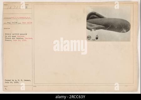 Ein amerikanisches Militärflugzeug überwacht einen gefangenen französischen Beobachtungsballon, der über Essises fliegt. Foto aufgenommen am 12. Juni 1918. Genehmigt vom A. E. P. Censor am 29. Juli 1918. (Bildnr.. 111-SC-16900) Stockfoto
