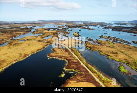 North Uist, Äußere Hebriden, Schottland. Östlich über die verstreuten Inseln des Tidal Loch Maddy in Richtung Crogearraidh Mountain von Loch an Duin. Antenne Stockfoto