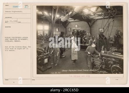 Ende der Maschinenwerkstatt an der Polytechnic School von Benson, Militäraktion in Portland, Oregon. Der Werkzeugraum ist in der Mitte des Bildes eingekleidet. Dieses Foto wurde am 27. Juli 1919 im Rahmen der Trainingsaktivitäten an der Polytechnischen Schule Benson im Ersten Weltkrieg aufgenommen. Stockfoto