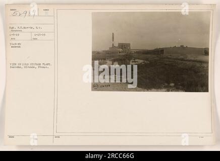 Eine sachliche 50-Wörter-Beschriftung für das Bild wäre: „Ansicht der Kühllageranlage in Bassens, Gironde, Frankreich. Das Foto wurde am 4-8-19 gemacht, und Sergeant F.T. Morris ist im Bild enthalten. Aus der Beschreibung geht hervor, dass das Foto am 1-15-19 herausgegeben und im Rahmen der Empfehlung 3548-19 aufgenommen wurde.“ Stockfoto