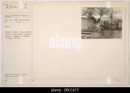 Bugler Chester Dunn spielt im Grab von Major Frank L. Shuman in Perigurux, Dordogne, Frankreich. Foto von Sgt.iel Andrew J. Rosch am 20. Oktober 1918. Das Bild wurde vom A.E.F-Zensor ausgegeben und übergeben. Stockfoto