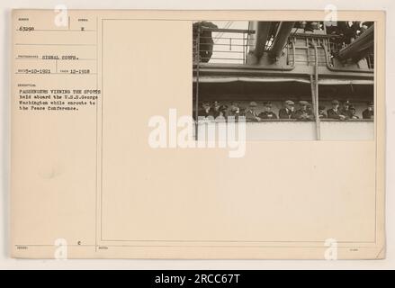 Passagiere an Bord der U.S.S. George Washington beobachtet Sportaktivitäten auf seiner Reise zur Friedenskonferenz. Das Foto wurde im Dezember 1918 aufgenommen und ist Teil der SAMMLUNG DES SIGNALKORPS. Stockfoto