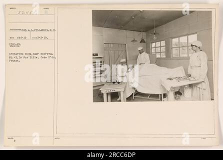 Ein 1919 aufgenommenes Foto zeigt den Operationssaal im Camp Hospital Nr. 41 in IS Sur D'Or, Frankreich. Das Foto wurde von Sot gemacht. A. L. Villanova, und die Beschreibung besagt, dass es sich um einen ausgestellten Operationssaal im Krankenhaus handelt. In den begleitenden Anmerkungen wird das Thema als 52452 bezeichnet. Stockfoto