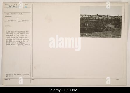 Amerikanische Soldaten aus der 27. Division nehmen trotz Regen an einem Feldtreffen Teil. Diese Veranstaltung fand in der Nähe von Corbie, Somme, Frankreich statt, während die Soldaten eine Pause machten und sich erholten. Das Foto wurde am 5. November 1918 aufgenommen und von A.E.F. veröffentlicht (Amerikanische Expeditionstruppen) Zensor am 23. Dezember 1918. Stockfoto