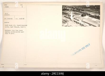 Vogelperspektive vom Turm in Camp Pullman, Frankreich, mit Blick auf den nördlich-zentralen Teil des Werftes. Dieses Foto wurde am 26. April 1918 von einem Fotografen mit der Ausgabenummer 57242 S.C. aufgenommen Es erfasst das 21. Transportkorps der Grand Division in Aktion. Dieses Bild ist nur für den offiziellen Gebrauch gekennzeichnet. Stockfoto