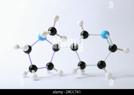 Nikotinmolekül auf weißem Hintergrund. Chemisches Modell Stockfoto