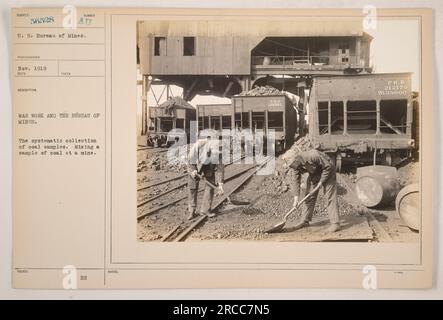 Ein Arbeiter aus den USA Das Bureau of Mines wird während des Ersten Weltkriegs eine Kohleprobe in einer Mine mischen sehen Dieses Bild veranschaulicht die systematische Sammlung von Kohleproben, die Teil der Kriegsarbeit und der Bemühungen des Büros für Bergbau war. Stockfoto