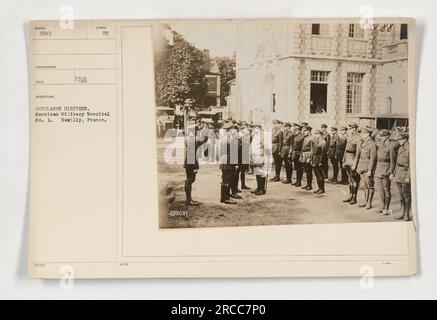 Krankenwagenfahrer im amerikanischen Militärkrankenhaus Nr. 1 in Neuilly, Frankreich während des Ersten Weltkriegs. Das Foto wurde 1938 aufgenommen und zeigt die Fahrer, die sich auf den Transport verletzter Soldaten vorbereiten. Das Bild ist Teil der Sammlung für den Rettungsdienst NUMMER 3087 und trägt die Bezeichnung 111-SC-3087. Stockfoto