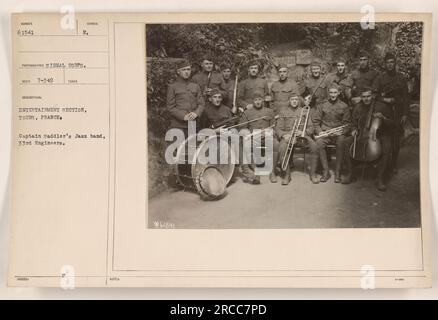 Captain Saddlers Jazzband von den 33. Ingenieuren, aufgetreten in Tours, Frankreich. Dieses Bild ist Teil der Serie der Unterhaltungsabteilung, aufgenommen vom Tonal Corps im Ersten Weltkrieg. Das Foto hat eine symbolische Nummer (61541) und wurde von der Unterhaltungsabteilung ausgestellt. Stockfoto