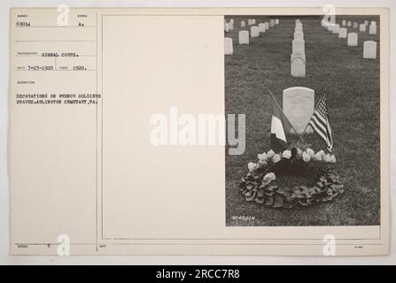 Die Gräber der französischen Soldaten auf dem Arlington Friedhof sind mit Dekorationen geschmückt. Dieses Foto wurde 1920 vom Signalkorps aufgenommen und zeigt die symbolische Hommage an die gefallenen Soldaten aus Frankreich. Das Bild ist Teil der Fotografien, die amerikanische Militäraktivitäten während des Ersten Weltkriegs dokumentieren, mit der Kennung C Notf 9269014 F. Stockfoto