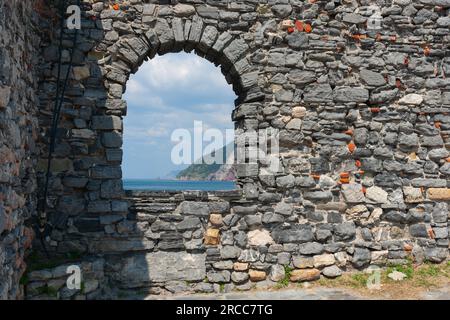 Steinbogenfenster mit Blick auf das ligurische Meer von Portovenere Stockfoto