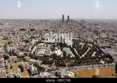 Jordan Gate Towers - Amman - Arabisch-muslimische Stadtgebäude (Jordanien vom Flugzeug) Stockfoto