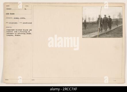 Präsident Woodrow Wilson und General John J. Pershing treten in Langres, Frankreich, in den Revisionsplatz ein. Das Foto wurde am 25. Dezember 1918 aufgenommen. Dieses Bild ist ein Symbol für die Zusammenarbeit zwischen dem Präsidenten und dem General während des Ersten Weltkriegs. Stockfoto