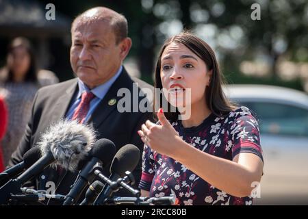 Washington, Vereinigte Staaten. 13. Juli 2023. Die US-Vertreterin Alexandria Ocasio-Cortez (Demokrat von New York), Right, wird von der US-Vertreterin Lou Correa (Demokrat von Kalifornien) zu einer Pressekonferenz über Psychedelics in National Defense Authorization Act (NDAA) im US Capitol in Washington, DC, am Donnerstag, den 13. Juli 2023, eingeladen. Kredit: Rod Lamkey/CNP/dpa/Alamy Live News Stockfoto