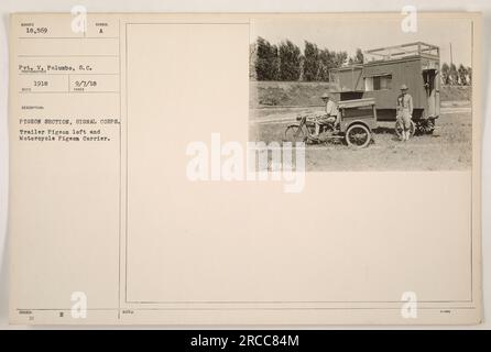 Pvt. V. Palumbo vom Signalkorps ist mit einem Taubenwagenladen und einem Motorrad-Taubenträger abgebildet. Dieses Bild wurde 1918 von BECO aufgenommen und hat die Nummer 18.569. Die Taubensektion war eine wichtige Kommunikationsmethode, die das Militär im Ersten Weltkrieg benutzte Stockfoto