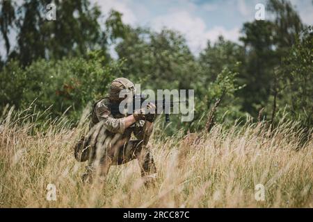 Offizierskadetten der britischen Armee bei der Royal Military Academy Sandhurst führen einen simulierten Angriff während der Akademie-Übung Dynamic Victory auf dem Grafenwoehr Trainingsgelände am 12. Juli 2023 durch. Die Übung und die Ausbildung in Deutschland sind Teil des Lehrplans, der zwischen einem Offizierskadetten und ihrer Beauftragung als Offizier in der britischen Armee liegt. (USA Armeefoto von SPC. Christian Carrillo) Stockfoto